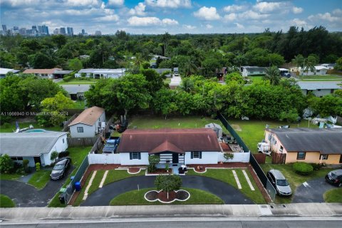 House in Fort Lauderdale, Florida 4 bedrooms, 125.42 sq.m. № 1380639 - photo 13