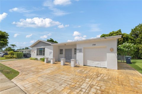 Villa ou maison à vendre à Miami, Floride: 4 chambres, 130.06 m2 № 1384637 - photo 2