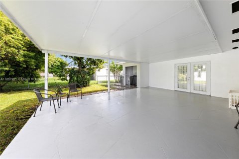 House in Miami, Florida 4 bedrooms, 130.06 sq.m. № 1384637 - photo 18