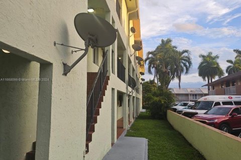 Condo in Hialeah, Florida, 2 bedrooms  № 1384592 - photo 2