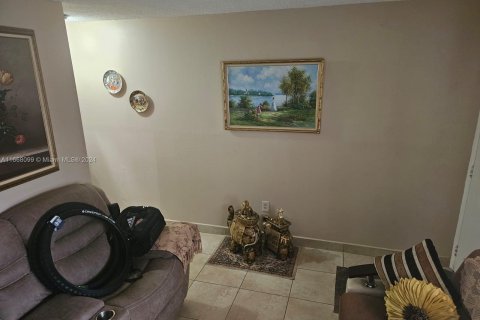 Condo in Hialeah, Florida, 2 bedrooms  № 1384592 - photo 11