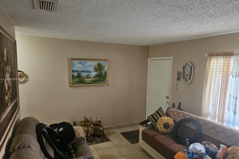 Copropriété à vendre à Hialeah, Floride: 2 chambres, 98.1 m2 № 1384592 - photo 12