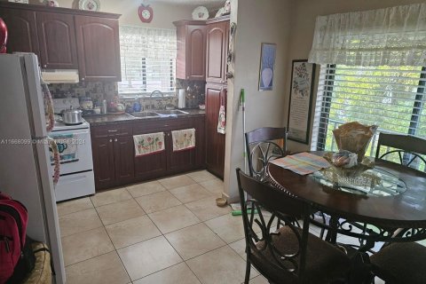 Condo in Hialeah, Florida, 2 bedrooms  № 1384592 - photo 1