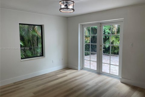 House in Coral Gables, Florida 5 bedrooms, 233.09 sq.m. № 1345177 - photo 18