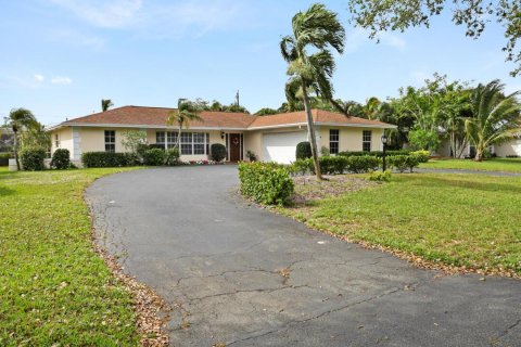 House in Tequesta, Florida 4 bedrooms, 179.3 sq.m. № 1035994 - photo 1