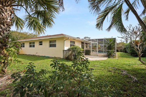 House in Tequesta, Florida 4 bedrooms, 179.3 sq.m. № 1035994 - photo 9