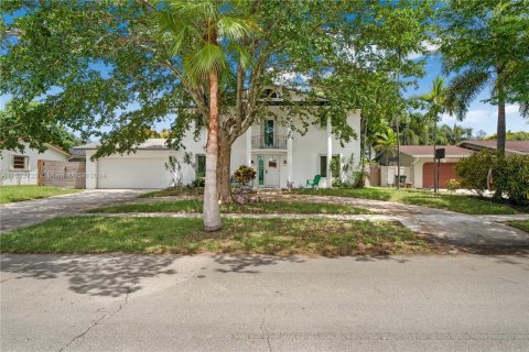 House in Coconut Creek, Florida 4 bedrooms, 226.03 sq.m. № 1294989 - photo 2