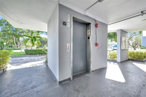 Condo in Miami, Florida, 2 bedrooms  № 1391554 - photo 3