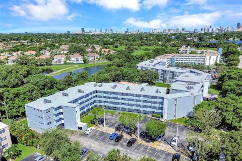 Condo in Miami, Florida, 2 bedrooms  № 1391554 - photo 1