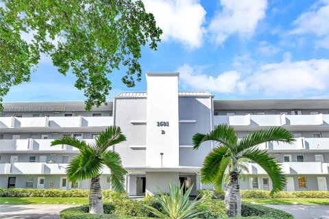 Copropriété à vendre à Miami, Floride: 2 chambres, 166.2 m2 № 1391554 - photo 2