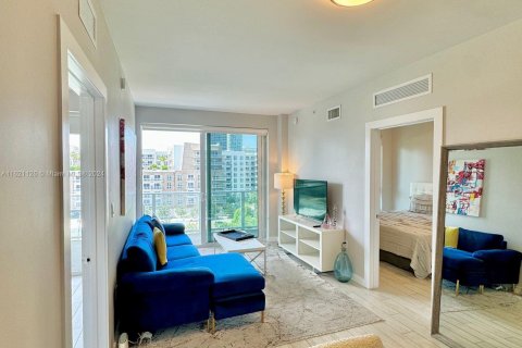 Condo in Miami, Florida, 2 bedrooms  № 1241997 - photo 1