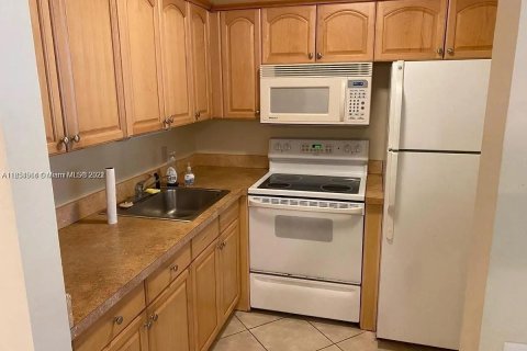 Condo in Deerfield Beach, Florida, 1 bedroom  № 1352189 - photo 4