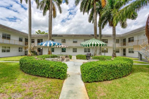 Condo in Davie, Florida, 2 bedrooms  № 1351964 - photo 1