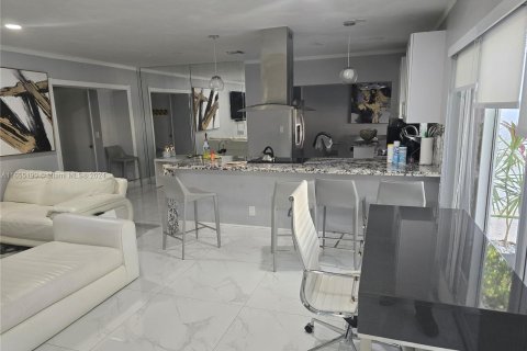 Casa en venta en Miami, Florida, 5 dormitorios, 197.79 m2 № 1352058 - foto 9