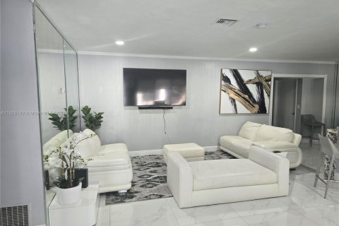 House in Miami, Florida 5 bedrooms, 197.79 sq.m. № 1352058 - photo 7