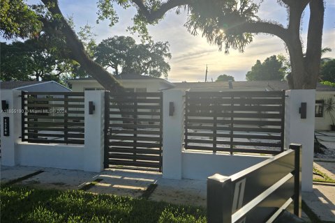 Casa en venta en Miami, Florida, 5 dormitorios, 197.79 m2 № 1352058 - foto 15