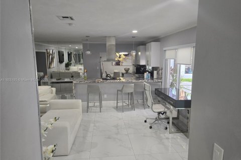 Villa ou maison à vendre à Miami, Floride: 5 chambres, 197.79 m2 № 1352058 - photo 20