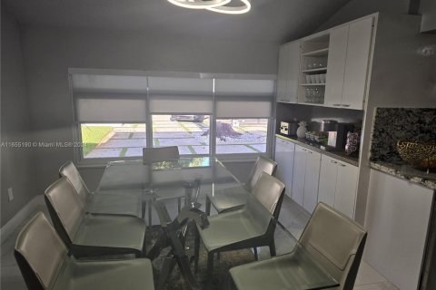 Casa en venta en Miami, Florida, 5 dormitorios, 197.79 m2 № 1352058 - foto 8