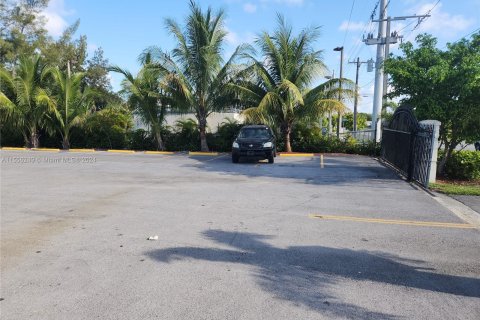 Commercial property in North Miami, Florida № 1078111 - photo 12