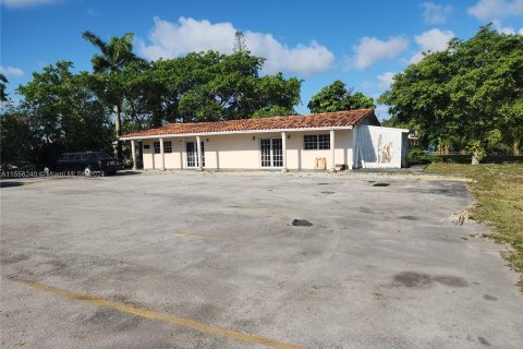 Купить коммерческую недвижимость в Норт-Майами, Флорида № 1078111 - фото 11