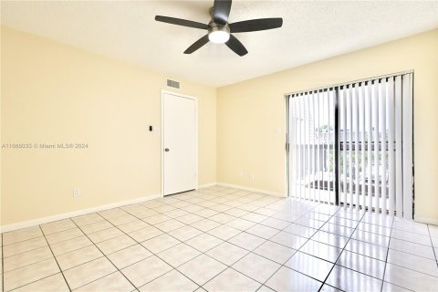 Townhouse in North Lauderdale, Florida 2 bedrooms, 142.14 sq.m. № 1379099 - photo 14