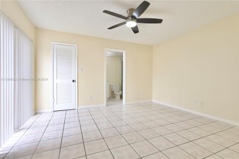 Townhouse in North Lauderdale, Florida 2 bedrooms, 142.14 sq.m. № 1379099 - photo 13