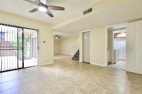 Townhouse in North Lauderdale, Florida 2 bedrooms, 142.14 sq.m. № 1379099 - photo 1