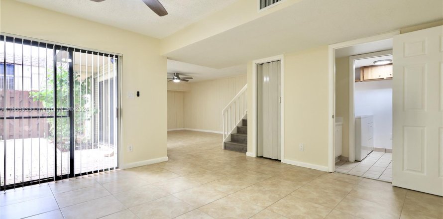 Townhouse in North Lauderdale, Florida 2 bedrooms, 142.14 sq.m. № 1379099