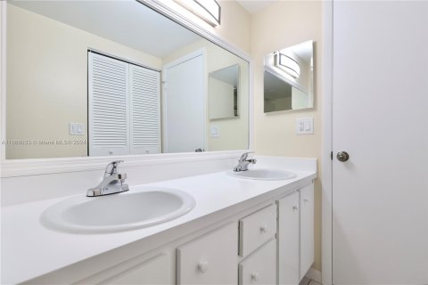 Townhouse in North Lauderdale, Florida 2 bedrooms, 142.14 sq.m. № 1379099 - photo 9