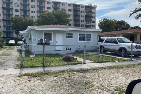 Propiedad comercial en venta en Miami, Florida, 148.27 m2 № 1231146 - foto 1