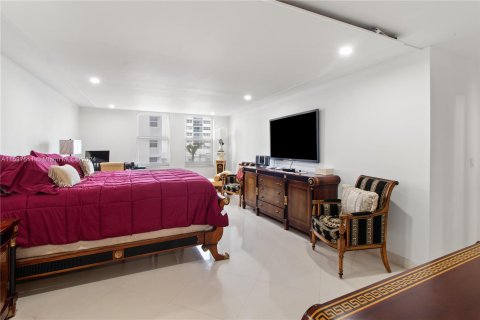 Condominio en venta en Hallandale Beach, Florida, 2 dormitorios, 181.62 m2 № 1030785 - foto 14