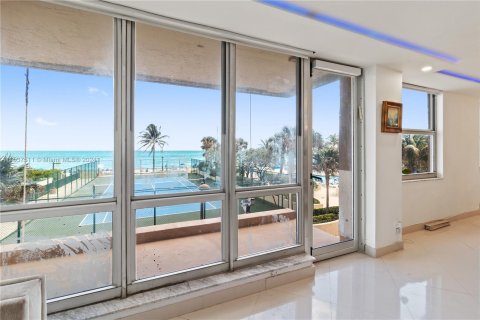 Condominio en venta en Hallandale Beach, Florida, 2 dormitorios, 181.62 m2 № 1030785 - foto 4