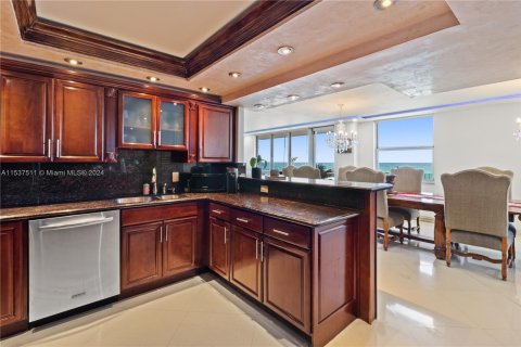 Condominio en venta en Hallandale Beach, Florida, 2 dormitorios, 181.62 m2 № 1030785 - foto 6