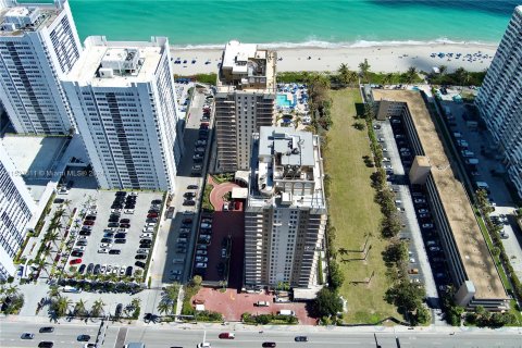 Condominio en venta en Hallandale Beach, Florida, 2 dormitorios, 181.62 m2 № 1030785 - foto 22