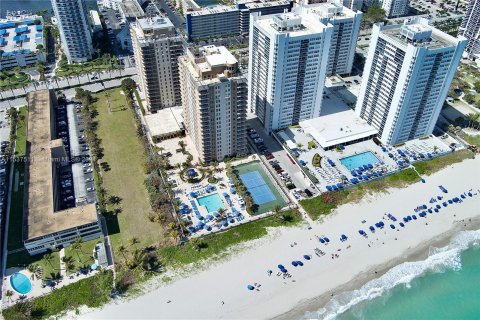 Copropriété à vendre à Hallandale Beach, Floride: 2 chambres, 181.62 m2 № 1030785 - photo 24