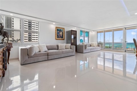 Condominio en venta en Hallandale Beach, Florida, 2 dormitorios, 181.62 m2 № 1030785 - foto 2