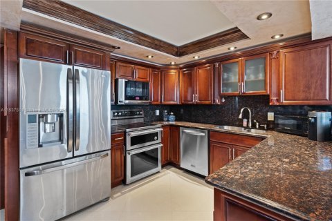 Condominio en venta en Hallandale Beach, Florida, 2 dormitorios, 181.62 m2 № 1030785 - foto 9