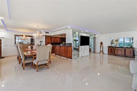 Condominio en venta en Hallandale Beach, Florida, 2 dormitorios, 181.62 m2 № 1030785 - foto 8