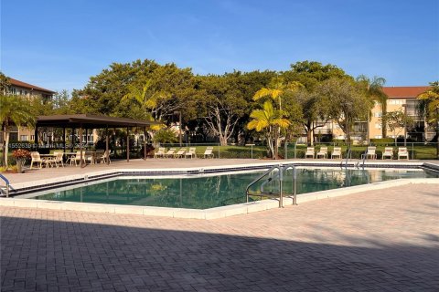 Copropriété à vendre à Pembroke Pines, Floride: 2 chambres, 95.88 m2 № 1072296 - photo 16
