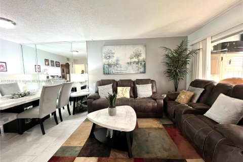 Copropriété à vendre à Pembroke Pines, Floride: 2 chambres, 95.88 m2 № 1072296 - photo 2