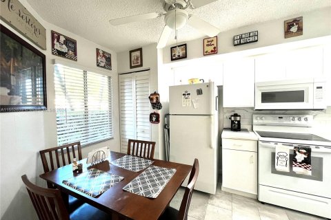 Condo in Pembroke Pines, Florida, 2 bedrooms  № 1072296 - photo 7