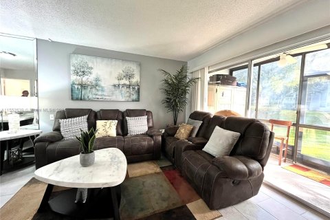 Copropriété à vendre à Pembroke Pines, Floride: 2 chambres, 95.88 m2 № 1072296 - photo 4