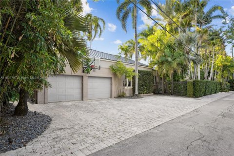 House in Miami, Florida 5 bedrooms, 419.83 sq.m. № 1033188 - photo 30