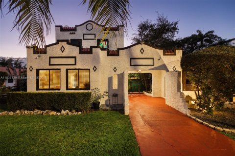 Casa en venta en Biscayne Park, Florida, 4 dormitorios, 321.35 m2 № 1033189 - foto 1