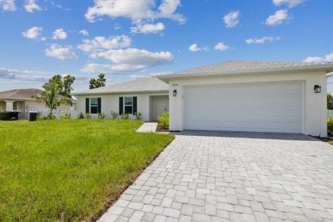 House in Cape Coral, Florida 4 bedrooms, 164.16 sq.m. № 1331817 - photo 2