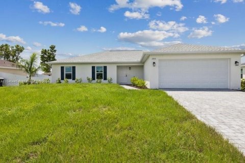 Villa ou maison à vendre à Cape Coral, Floride: 4 chambres, 164.16 m2 № 1331817 - photo 1