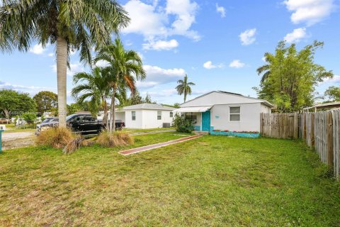 Villa ou maison à vendre à Dania Beach, Floride: 1 chambre, 62.43 m2 № 1331792 - photo 1