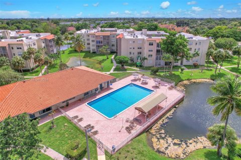 Condo in North Lauderdale, Florida, 1 bedroom  № 1331643 - photo 12