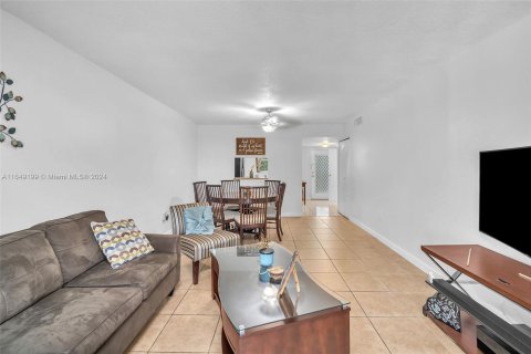 Condo in North Lauderdale, Florida, 1 bedroom  № 1331643 - photo 3