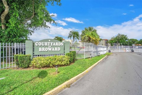 Condo in North Lauderdale, Florida, 1 bedroom  № 1331643 - photo 1